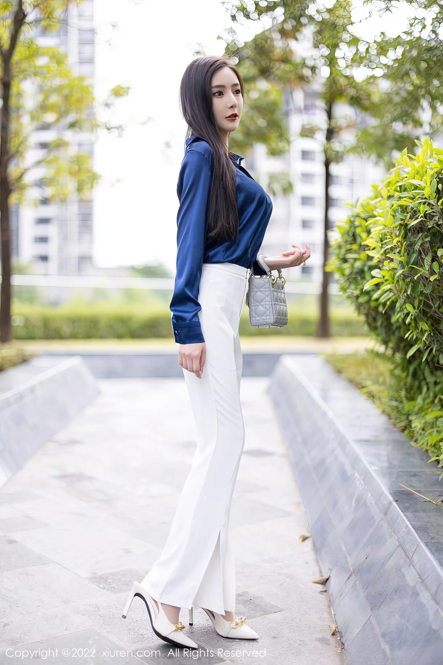 图片[5]-[XiuRen秀人网] VOL.5790 女神王馨瑶yanni蓝色上衣配白长裤半脱露性感内衣迷人诱惑写真90P-秀人网官方网站